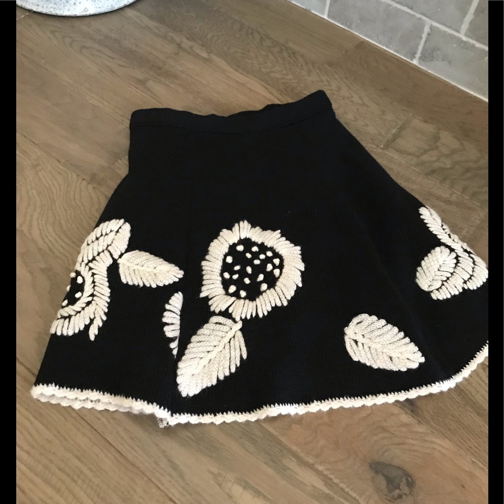 Knit skirt in black with cream knit floral design